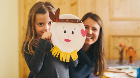 Mädchen beim Basteln mit Mutter