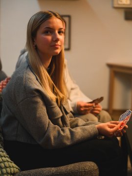 Teen beim Kartenspielen