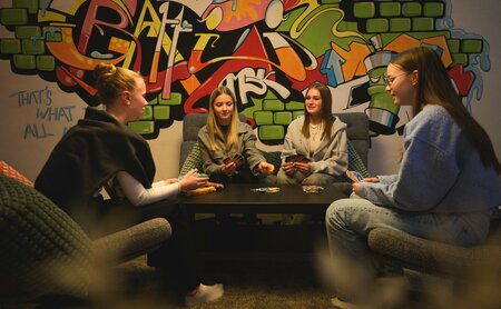 Kinder im Teenieraum beim Spielen