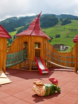 Familie beim Kaffee auf der Sonnenterrasse