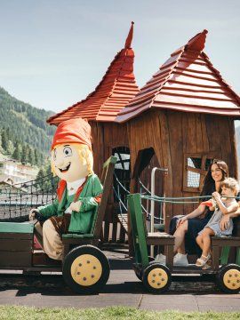 Zwergenspielplatz neben der Hotelterrasse