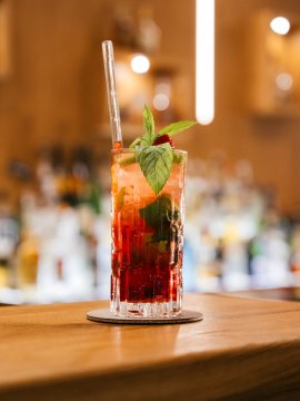 Cocktails genießen an der Hotelbar