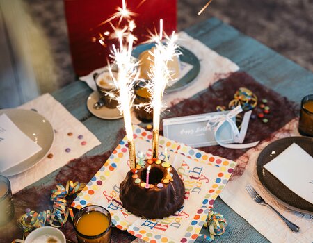 Gedeckter Tisch zum Geburtstag