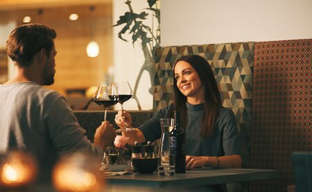 Eltern beim gemütlichen Abendessen