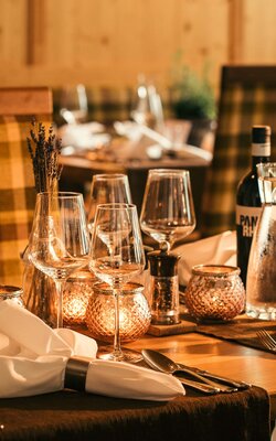 Fein Gedeckter Tisch zum Abendessen