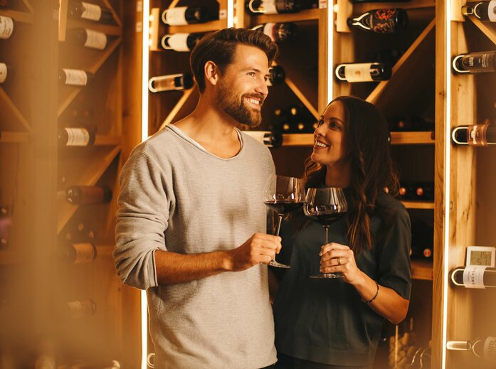 Pärchen beim Weintrinken