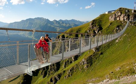 Pärchen auf einer langen Brücke im grünen Gasteinertal