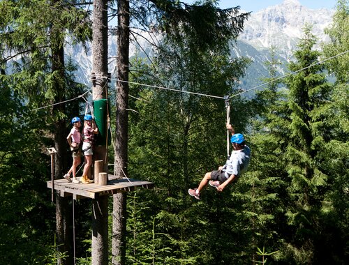 Kinder im Hochseilgarten