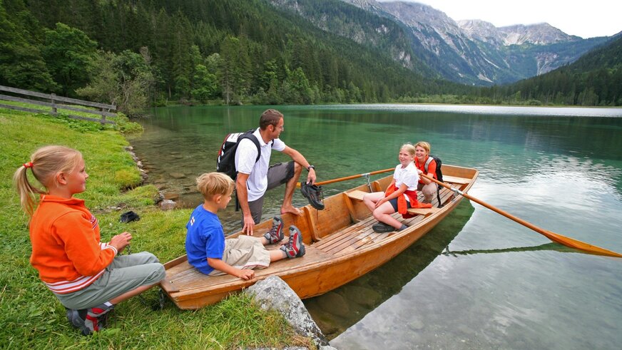 Familie beim Ruderbootfahren am Jägersee