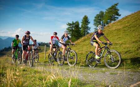 Gruppe bei Mountainbike-Tour auf den Bergen