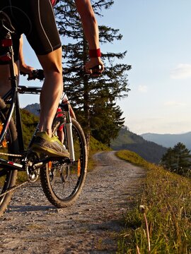 Mountainbiken bei Sonnenuntergang