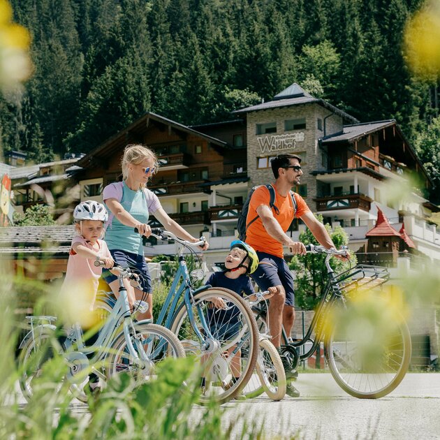 Familie beim Radausflug