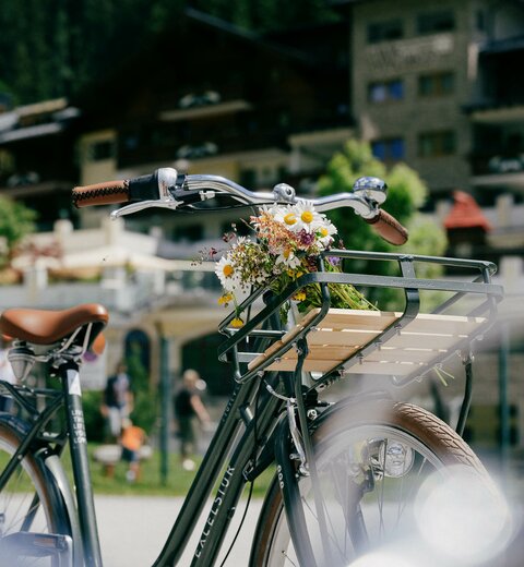 Fahrrad mit Blumenschmuck