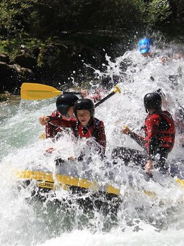 Kinder beim Rafting