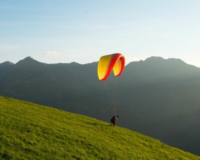 Eltern beim Gleitschirmfliegen