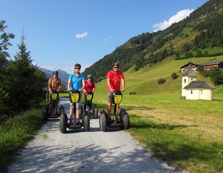 Gruppe beim Segwayfahren