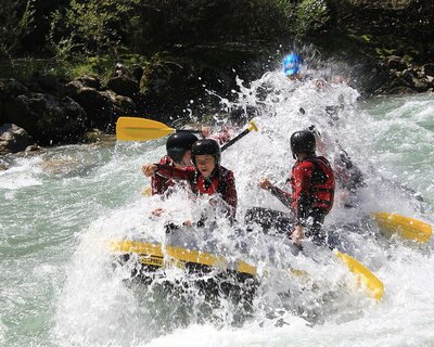 Teenager beim Rafting