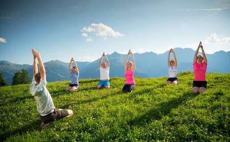Gäste beim Yoga auf der Alm