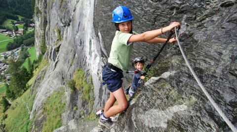 Junge beim Klettern beim Berg-Gesund Programm