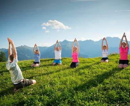 Gruppe beim Yoga auf der Alm