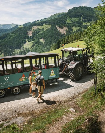 Tuffi-Traktor bei der Fahrt