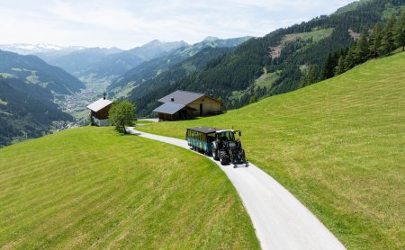 Junge schaut aus dem TUFFI Traktor hinaus