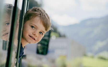 Junge schaut aus dem TUFFI Traktor hinaus