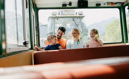 Familie im Traktoranhänger