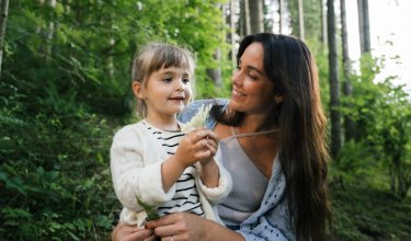 Mutter und Tochter beim Waldbaden
