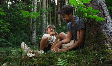 Vater und Tochter beim Waldbaden
