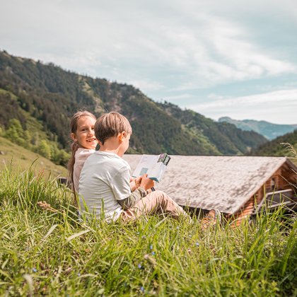 Familie genießt die Aussicht