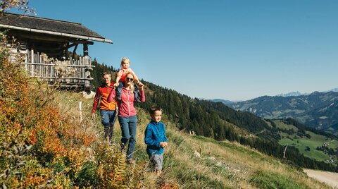 Familie beim Wandern