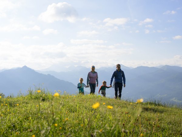 Familie beim Wandern