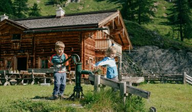 Kinder spielen auf der Alm