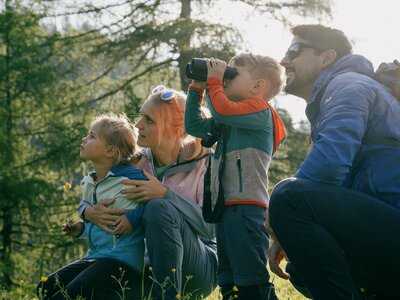 Familie beobachtet Vögel mit Fehrnglas