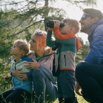 Familie beobachtet Vögel mit Fehrnglas