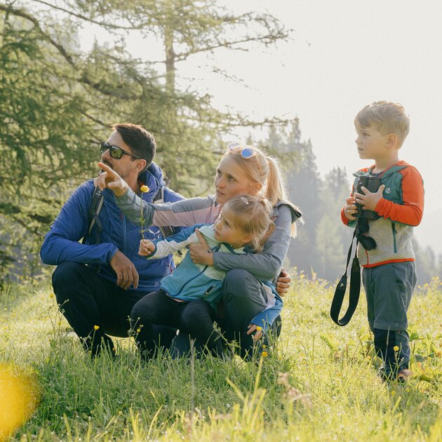 Familie beim Wandern
