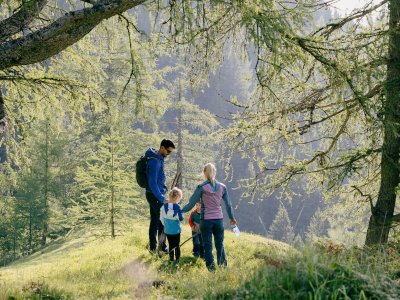 Familie wandert bergab