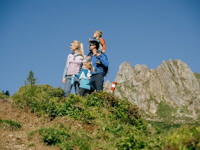 Familie genießt die Aussicht