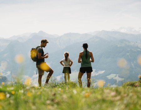 Familie beim Wandern mit wunderschönem Bergpanorama