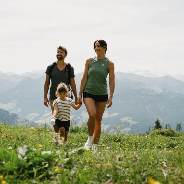 Familie beim Wandern