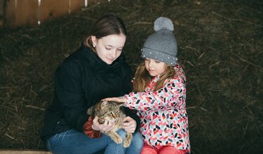 Kind beim Katzen streicheln