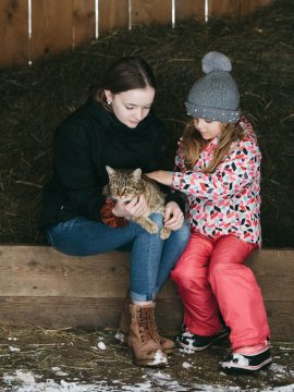 Familie beim streicheln von Katze Chester