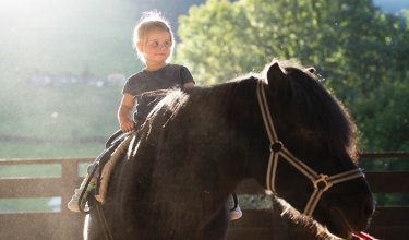 Mädchen auf Pony