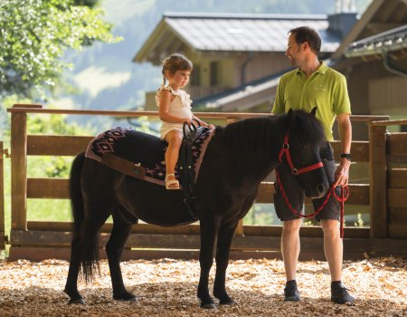 Mädchen beim Reiten auf Pony