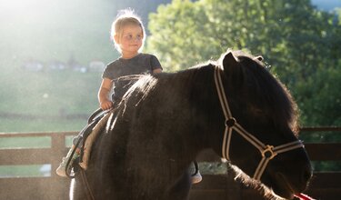 Mädchen auf Pony