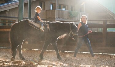 Reiten am überdachten Reitplatz