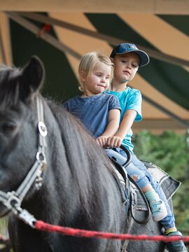 Kinder beim Reiten auf Pony