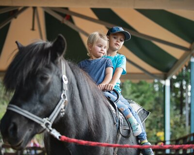 Kinder beim Ponyreiten