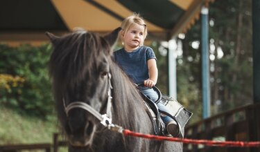 Mädchen auf Pony